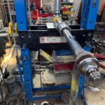 Komplet uszczelnień przygotowany do wymiany w siłowniku hydraulicznym