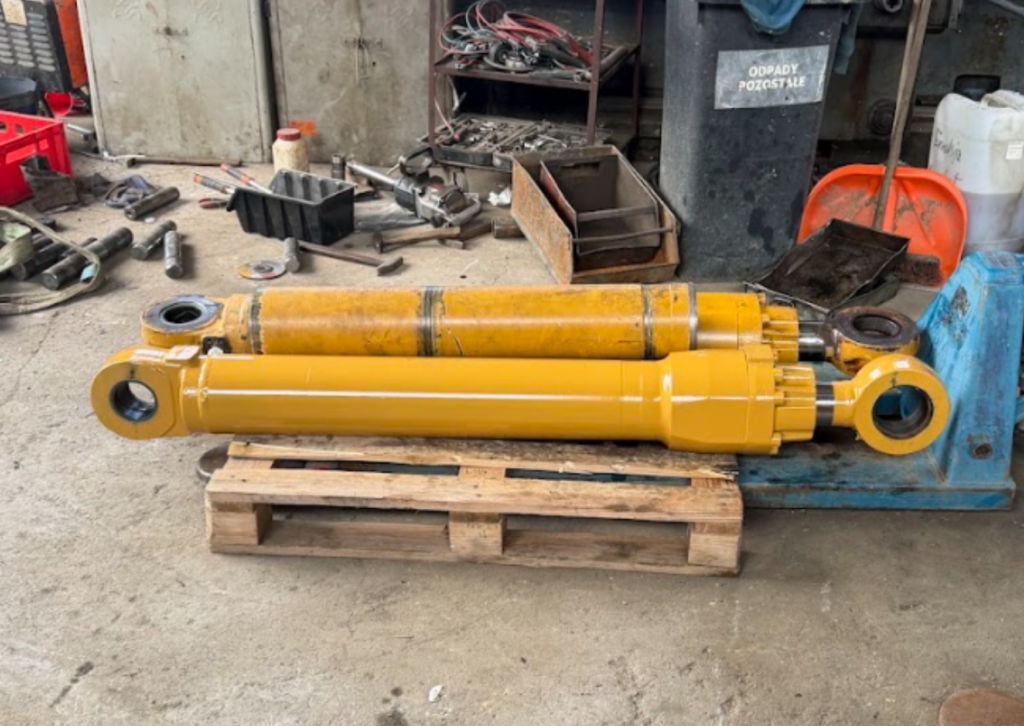 Siłownik hydrauliczny koparki przed regeneracją