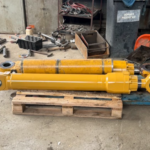 Siłownik hydrauliczny koparki przed regeneracją