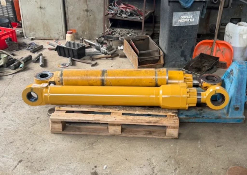Siłownik hydrauliczny koparki przed regeneracją